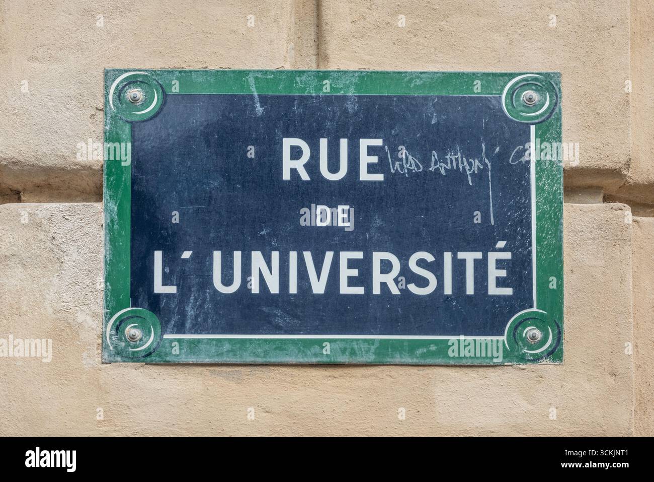Parigi, 4 settembre 2025: Cartello Rue de l'Université Foto Stock