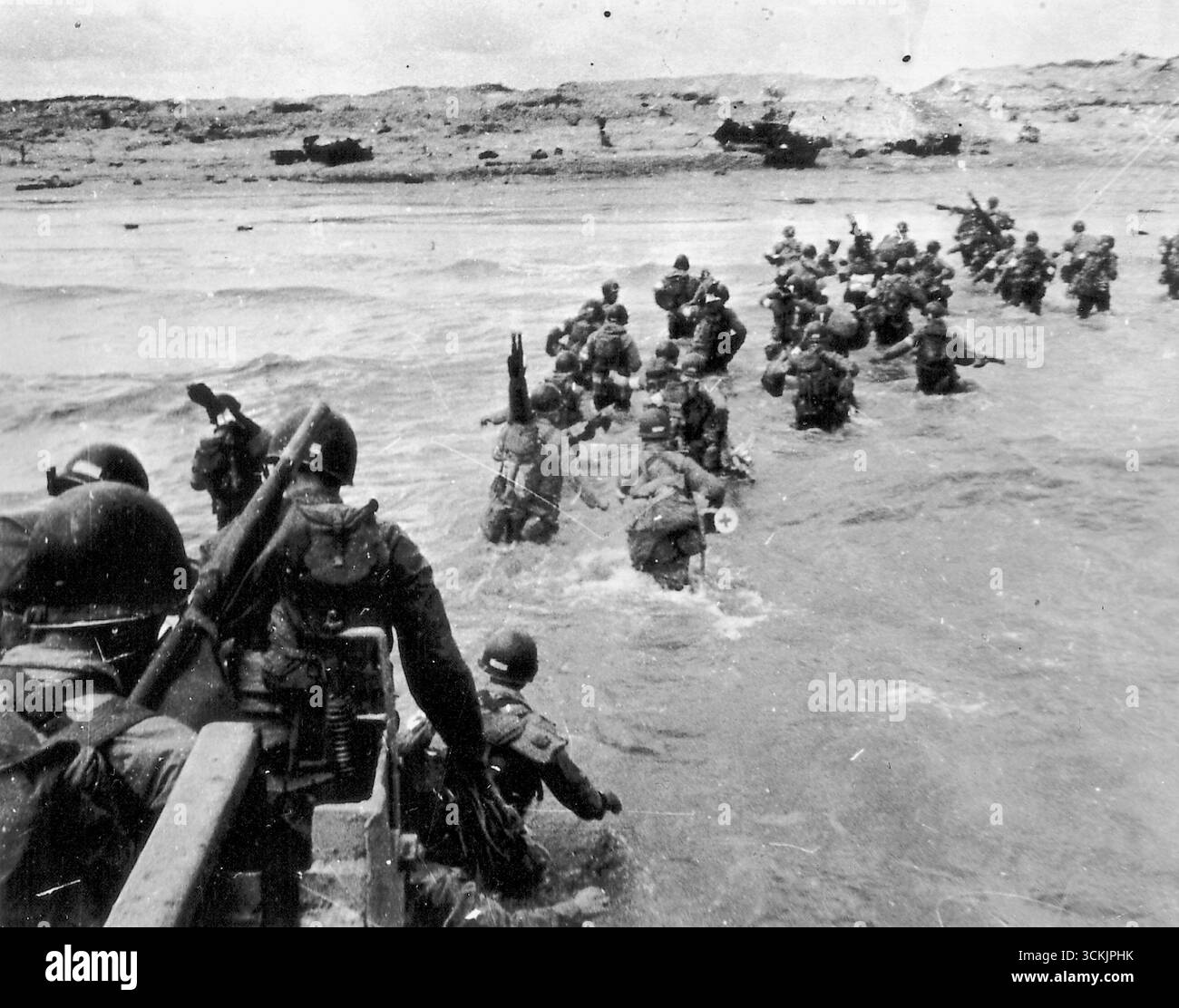 UTAH BEACH, NORMANDIA, FRANCIA - 06 giugno 1944 - le truppe d'assalto dell'esercito americano e della marina americana sbarcano a Utah Beach in Normandia, Francia, il D-Day. L'invasione alleata della Normandia ha segnato l'inizio della fine della tirannia nazista su gran parte dell'Europa - foto: Geopix/USCG Foto Stock