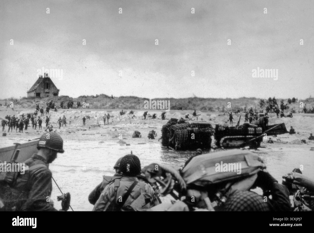 UTAH BEACH, NORMANDIA, FRANCIA - 06 giugno 1944 - le truppe d'assalto dell'esercito americano e della marina americana sbarcano a Utah Beach in Normandia, Francia, il D-Day. L'invasione alleata della Normandia ha segnato l'inizio della fine della tirannia nazista su gran parte dell'Europa - foto: Geopix/USCG Foto Stock