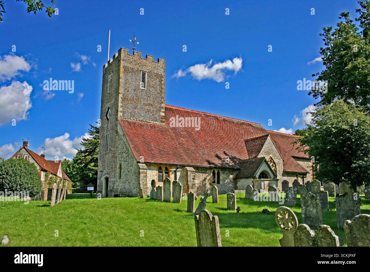 Pittoresca chiesa del villaggio inglese nella campagna rurale Foto Stock