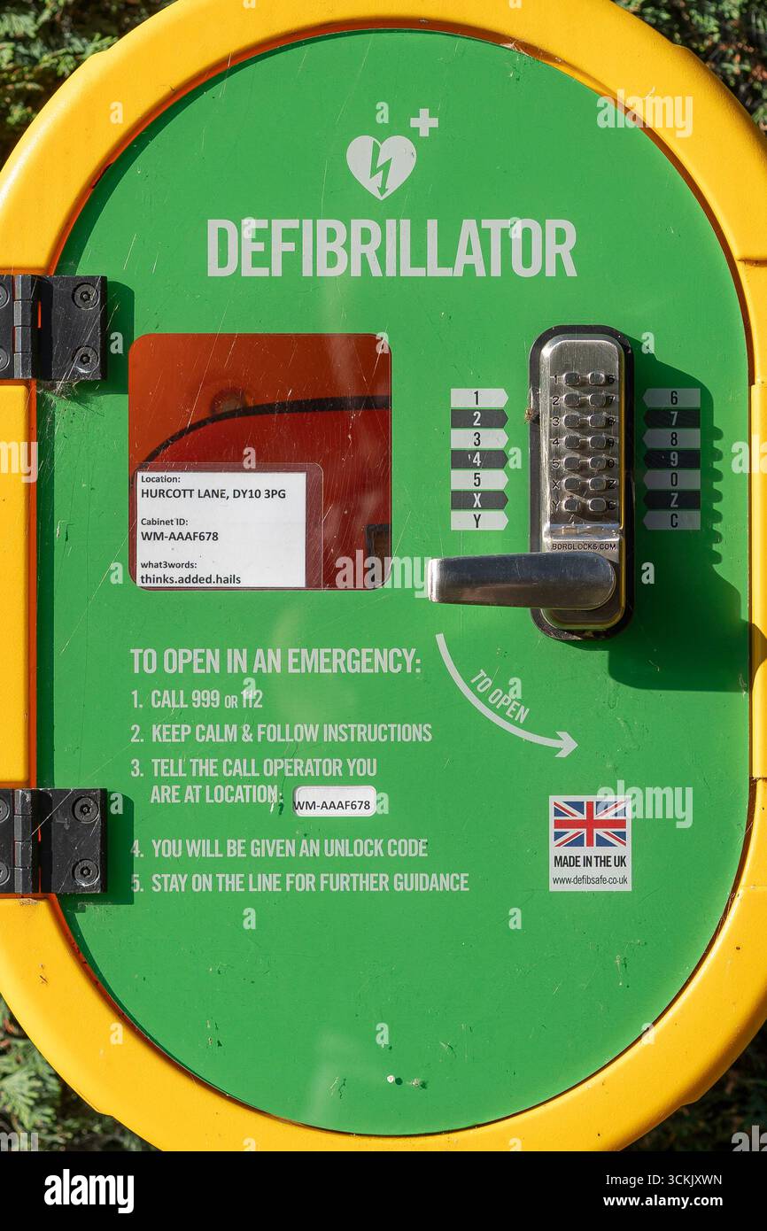 Vista frontale ravvicinata di un defibrillatore per uso pubblico che mostra le istruzioni d'uso esatte dell'utente. Foto Stock