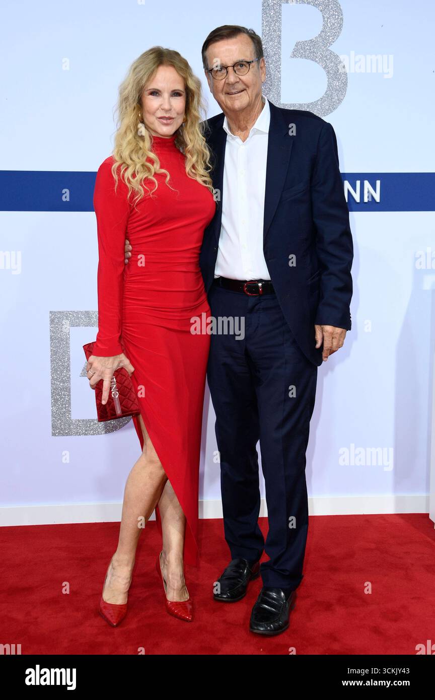 Katja Burkard mit Ehemann Hans Mahr bei der Bertelsmann Party 2025 in der Bertelsmann Repräsentanz Unter den Linden. Berlino, 11.09.2025 *** Katja Burkard con il marito Hans Mahr al Partito Bertelsmann 2025 presso l'ufficio di rappresentanza Bertelsmann Unter den Linden Berlin, 11 09 2025 foto:Xn.xKubelkax/xFuturexImagex bertelsmann_5768 Foto Stock