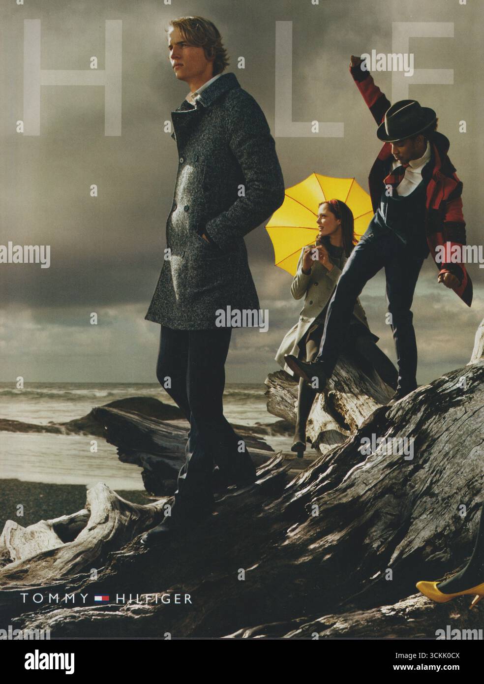 Poster pubblicitario Tommy Hilfiger casa di moda su rivista di carta da 2007 anni, pubblicità, pubblicità creativa Tommy Hilfiger 2000s Foto Stock
