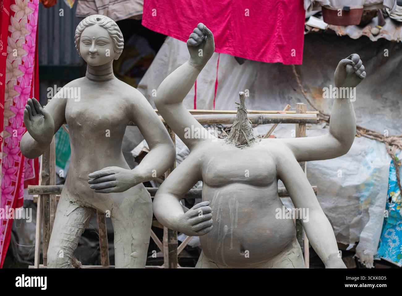 Bangladesh, Cumill - 6 ottobre 2024, artista che produce l'idolo di argilla del durga puja festival. Foto Stock
