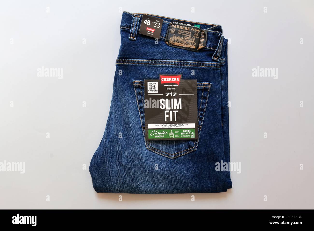 Carrera Jeans 717 Slim Fit in denim blu, marchio italiano di denim fondato a Verona nel 1965 Foto Stock