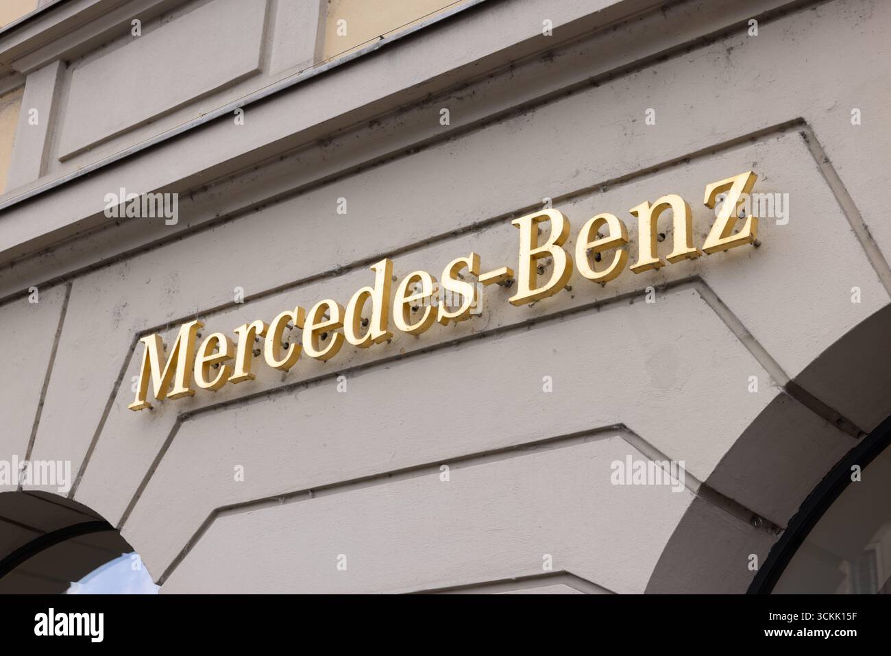 Monaco di Baviera, GERMANIA - 11 settembre 2025: Fiera IAA Mobility Public space nel centro di Monaco. Logo del costruttore automobilistico tedesco Mercedes Benz o Foto Stock