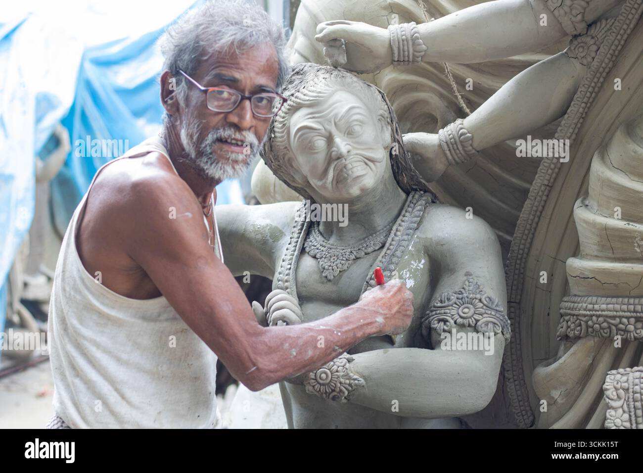 Bangladesh, Cumill - 6 ottobre 2024, artista che produce l'idolo di argilla del durga puja festival. Foto Stock