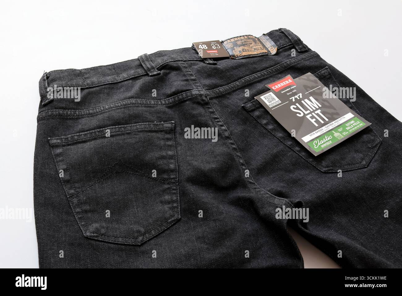 Carrera Jeans 717 Slim Fit in denim nero, marchio italiano di denim fondato a Verona nel 1965 Foto Stock