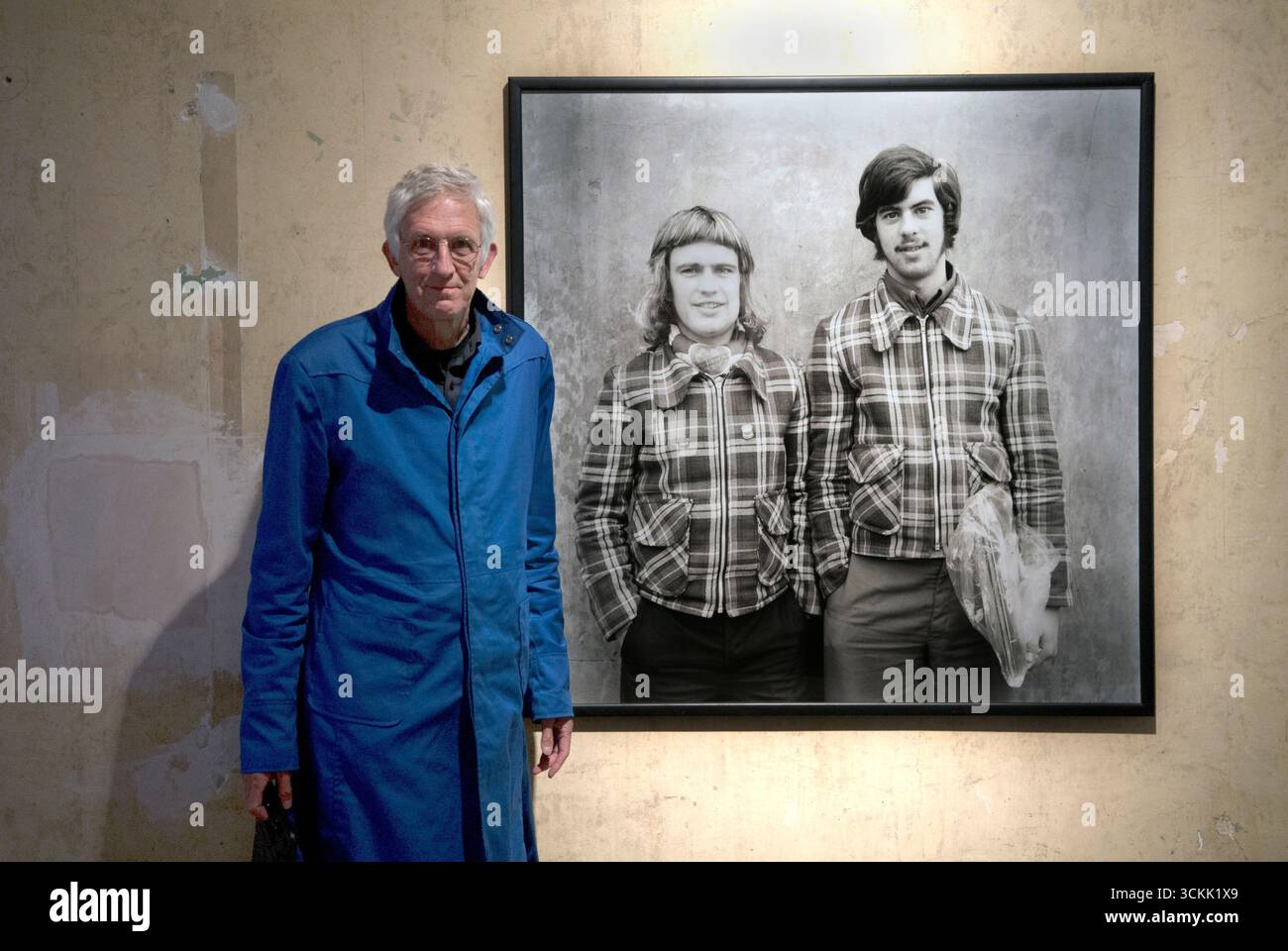Fotografo Daniel Meadows, alla mostra di Burberry, eccoci qui. La fotografia sul muro è stata usata come immagine sopra per il libro, "Daniel Meadows: Editing Photographs from the 70s and 80s". Londra Inghilterra anni '2017 2010 Regno Unito HOMER SYKES Foto Stock