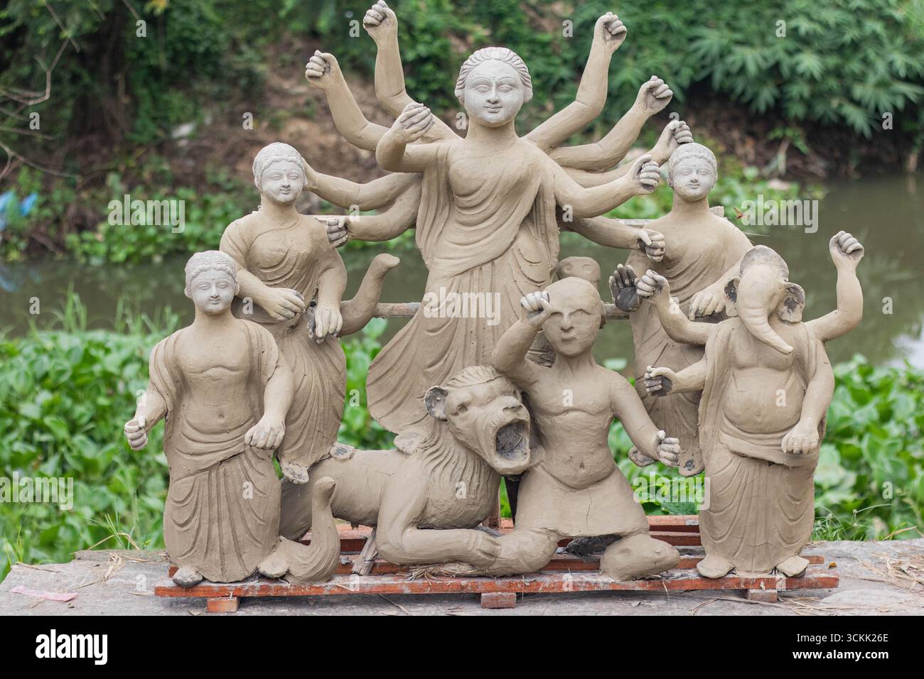 Bangladesh, Cumill - 6 ottobre 2024, artista che produce l'idolo di argilla del durga puja festival. Foto Stock