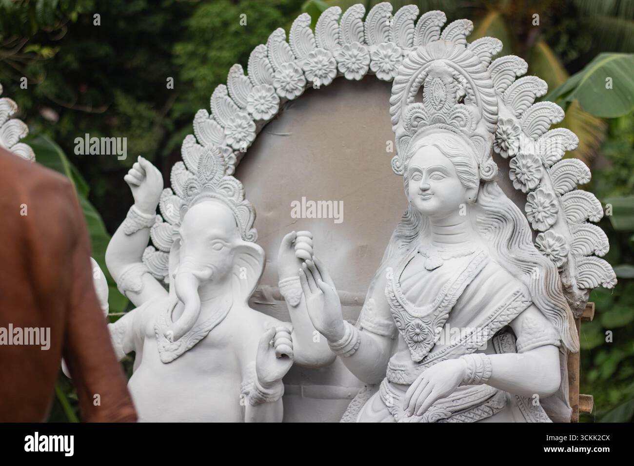 Bangladesh, Cumill - 6 ottobre 2024, artista che produce l'idolo di argilla del durga puja festival. Foto Stock