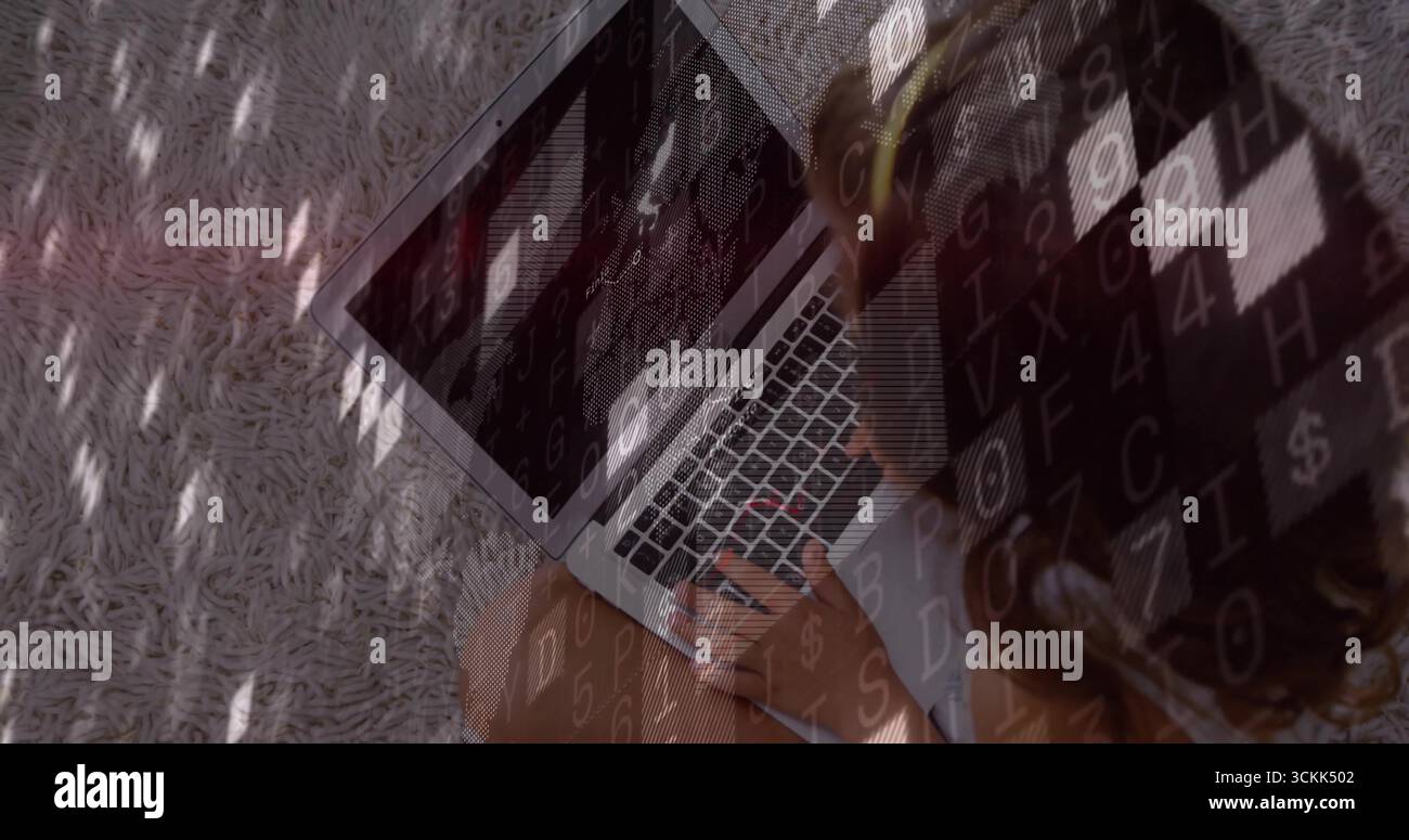 Scrivi bambino seduto su un tappeto grigio chiaro, con tastiera luminosa per laptop, sovrapposizione codice, spazio di copia Foto Stock