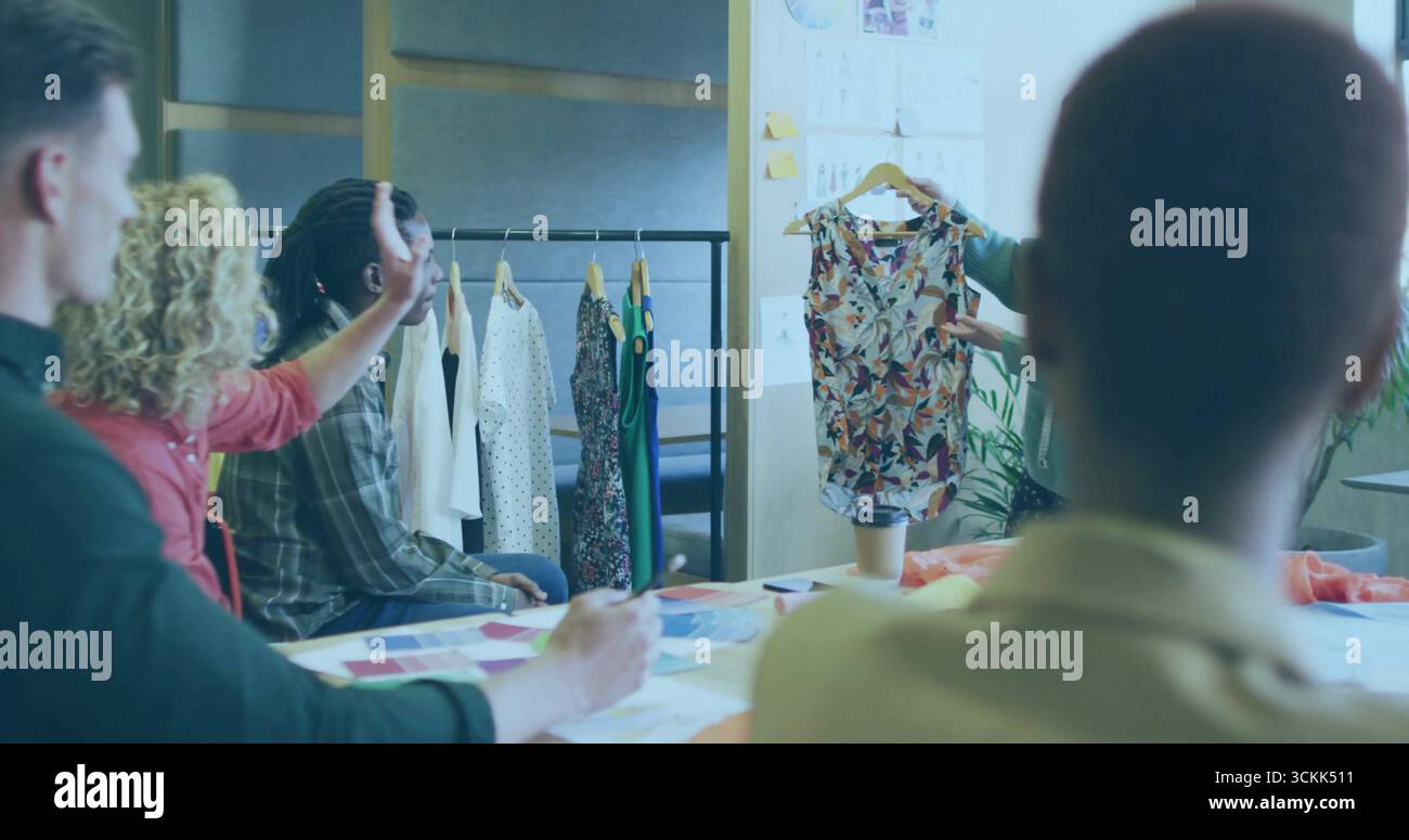 Valutazione di una blusa floreale senza maniche su appendiabiti, discussione di campioni di colore in studio, copia spazio Foto Stock