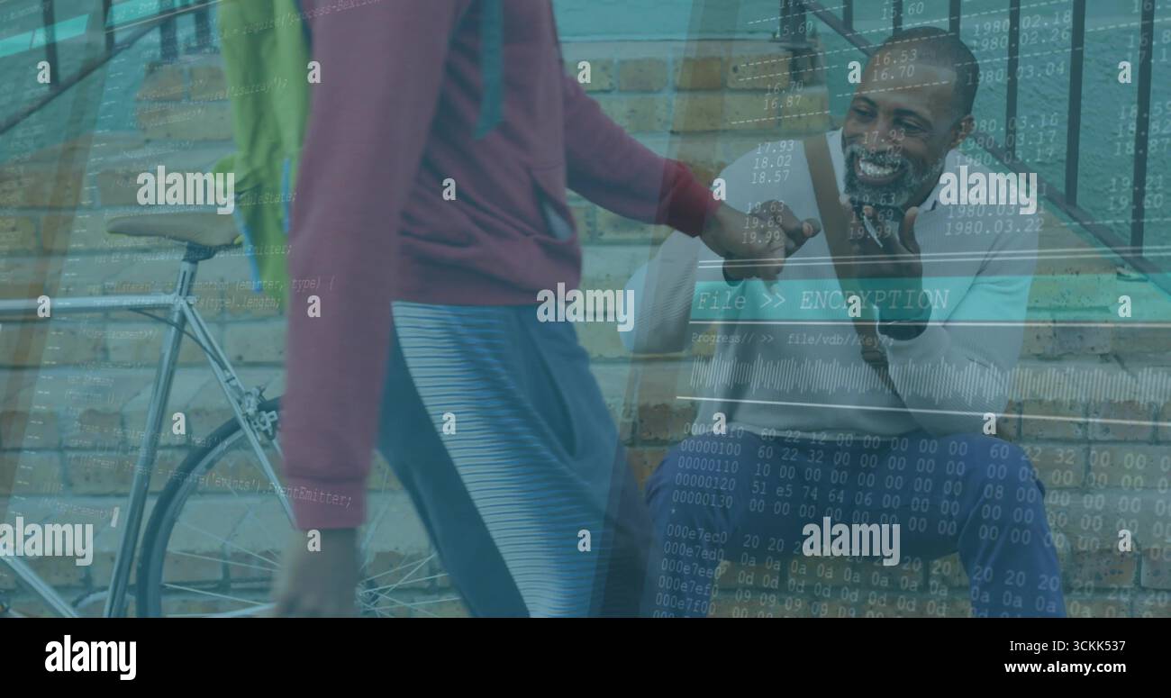 Uomo sorridente che batte pugni con l'atleta di passaggio sui gradini d'angolo della strada, con bicicletta e zaino verde Foto Stock