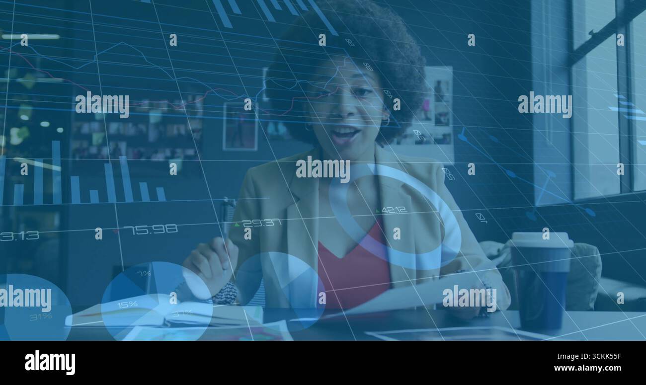 Revisione di documenti stampati, gesti su notebook in ufficio, in un blazer abbronzato con carte digitali Foto Stock