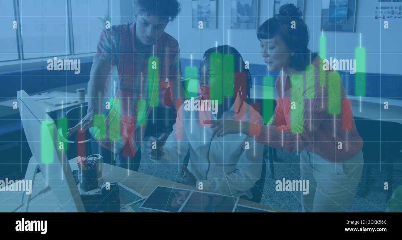 Revisione dei colleghi di abbigliamento da lavoro visualizzazione delle tabelle delle scorte in ufficio, con monitor, tablet e tazza Foto Stock