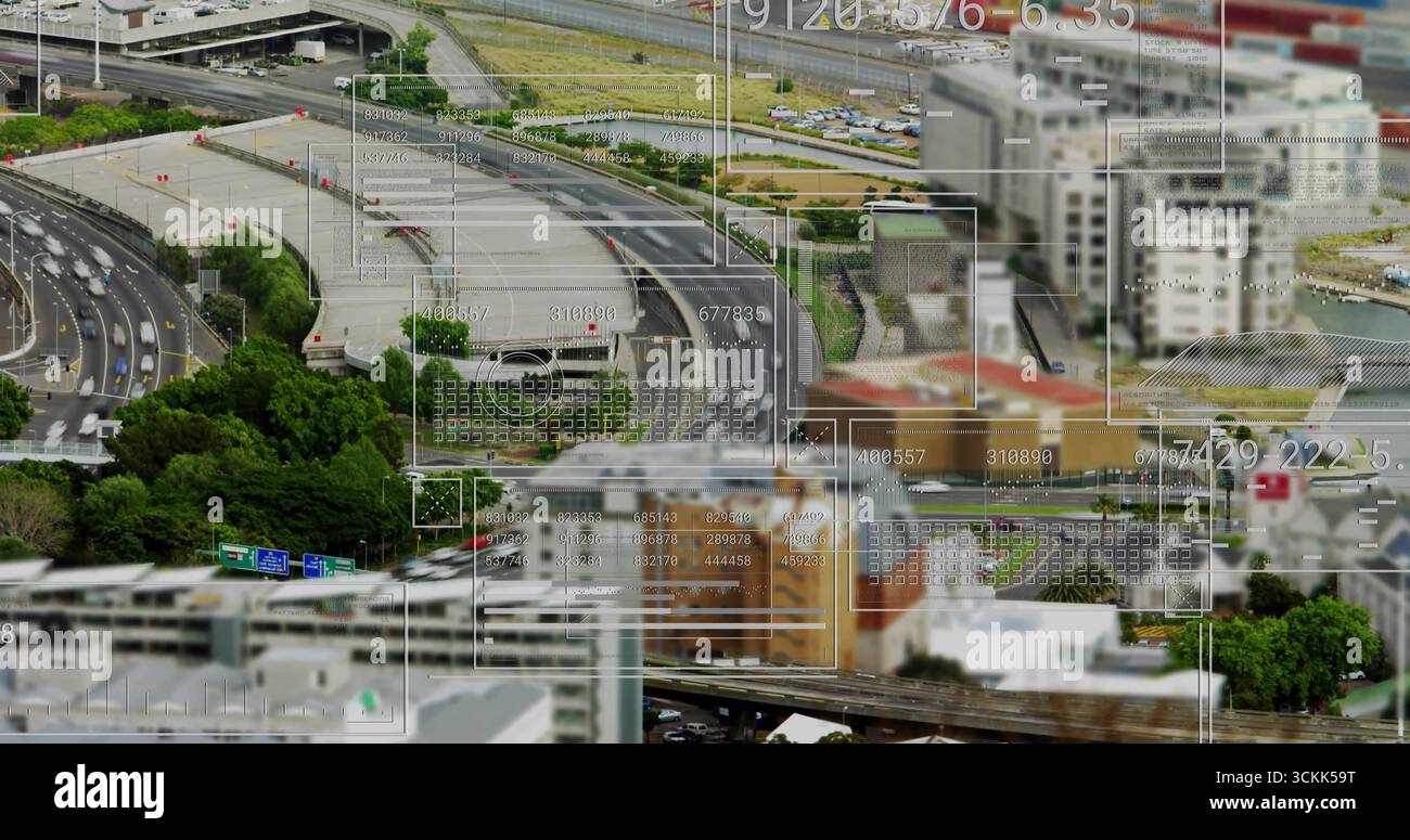 Mostra lo svincolo aereo dell'autostrada che si snoda sull'area urbana, con veicoli, sovrapposizioni digitali Foto Stock