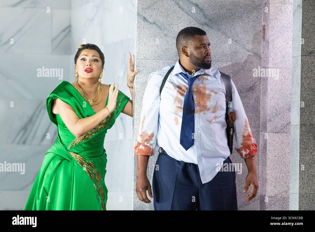 Anna Netrebko (Floria Tosca), Siphe Kwani (Sciarrone) in TOSCA alla Royal Opera, Covent Garden, Londra WC2 11/09/2025 musica: Giacomo Puccini libretto: Giuseppe Giacosa & Luigi Illica direttore: Jakub Hrusa scenografia: Simon Lima Holdsworth costumi: Ilona Karas illuminazione: Fabiana Piccioli Movement & Intimacy Director: Anna Morrissey direttore: Oliver Mears Foto Stock