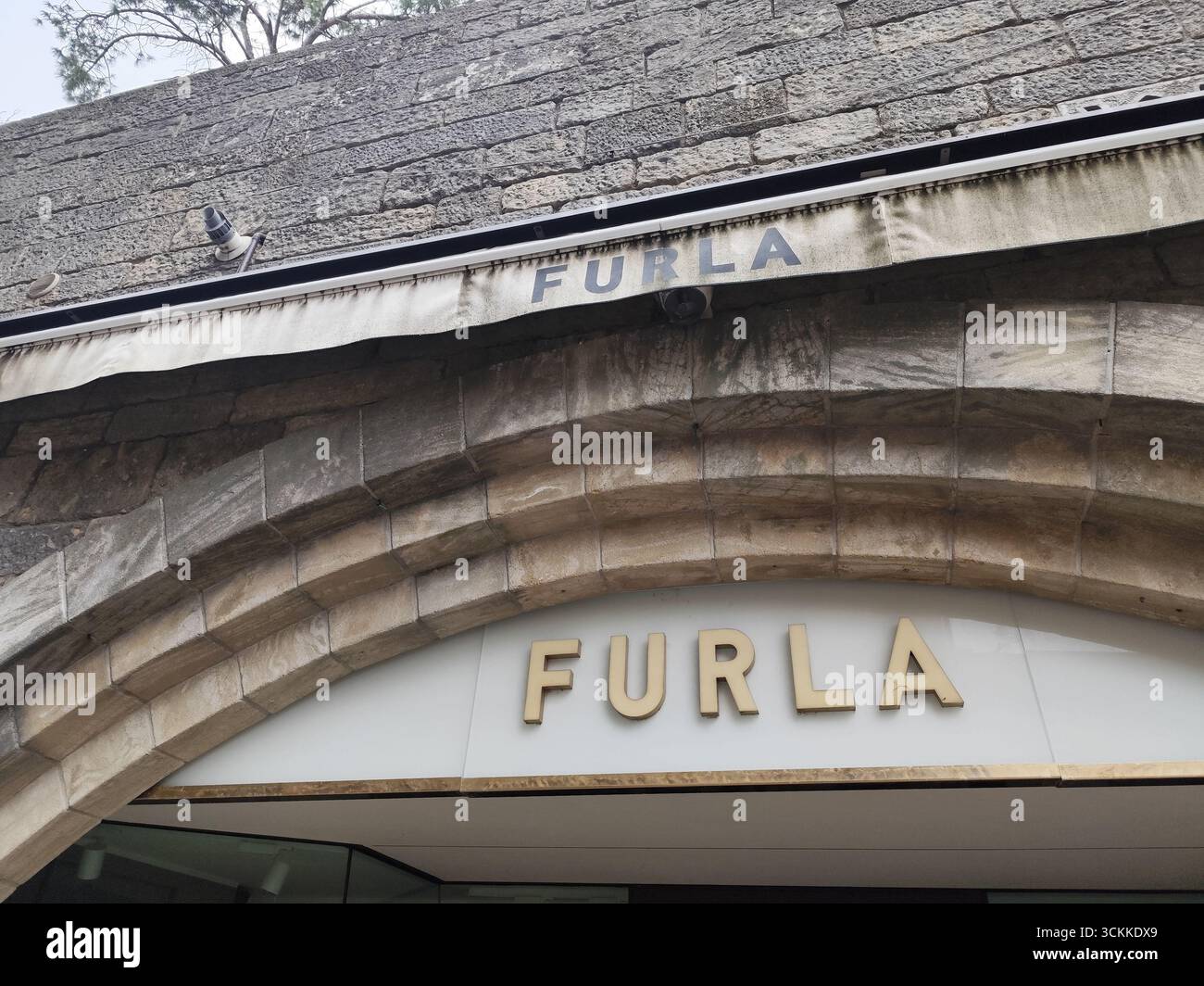 Repubblica di San Marino, San Marino - 13 luglio 2025: Ingresso al vecchio negozio Furla Foto Stock