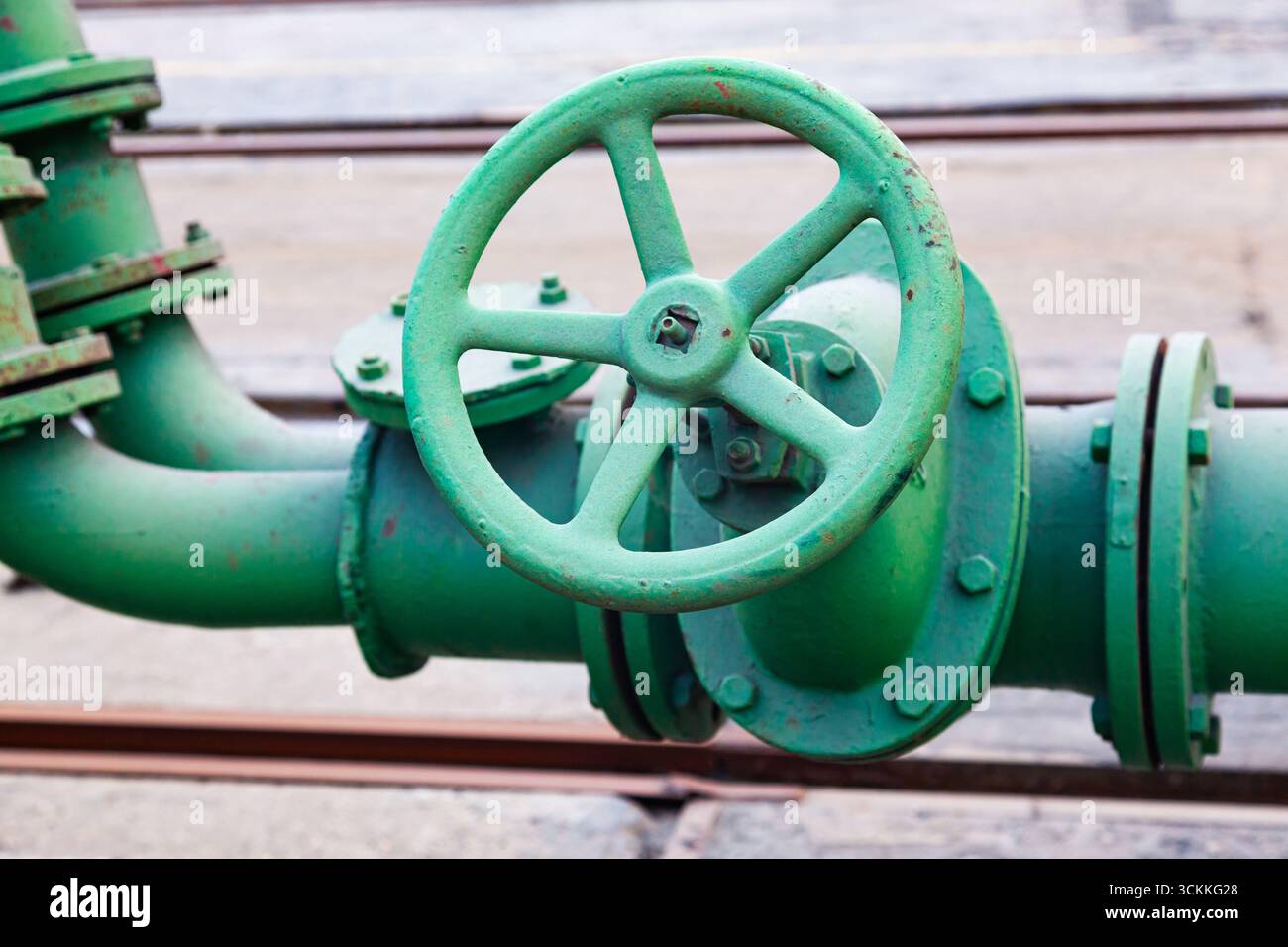 Sistema di tubazioni industriali con valvola di arresto. Foto Stock