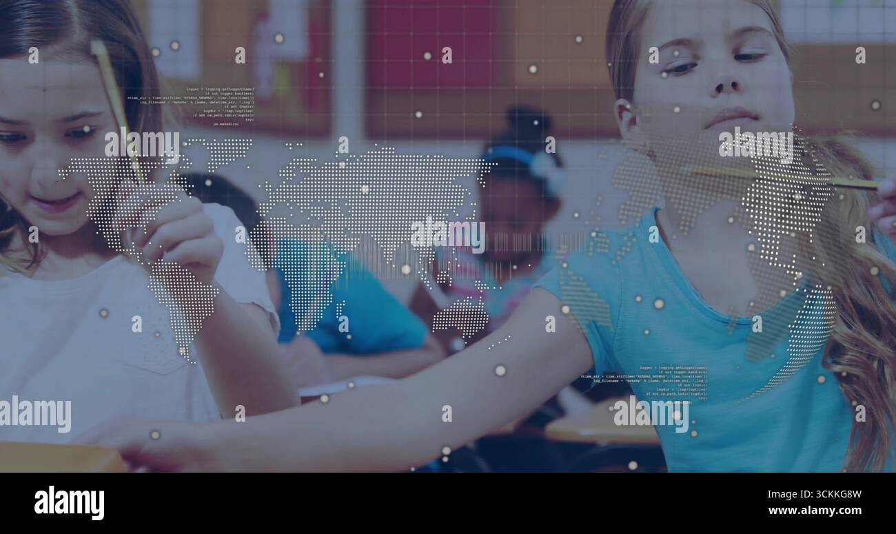 Studentessa in camicia blu che passa la matita a scrutare alle scrivanie in classe elementare, sovrapposizione mappa Foto Stock
