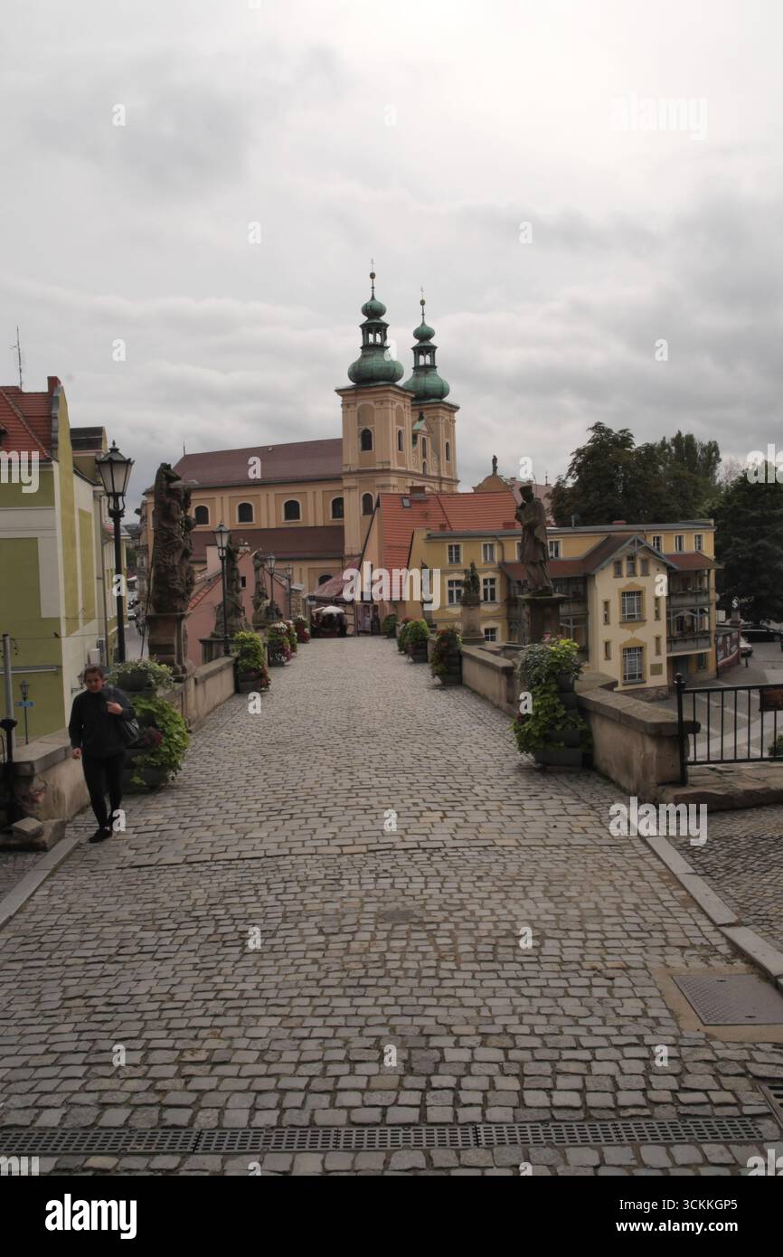 Chiesa di Santa Maria vista sul gotico Ponte di San Giovanni, Klodzko, Slesia, Polonia. Foto Stock
