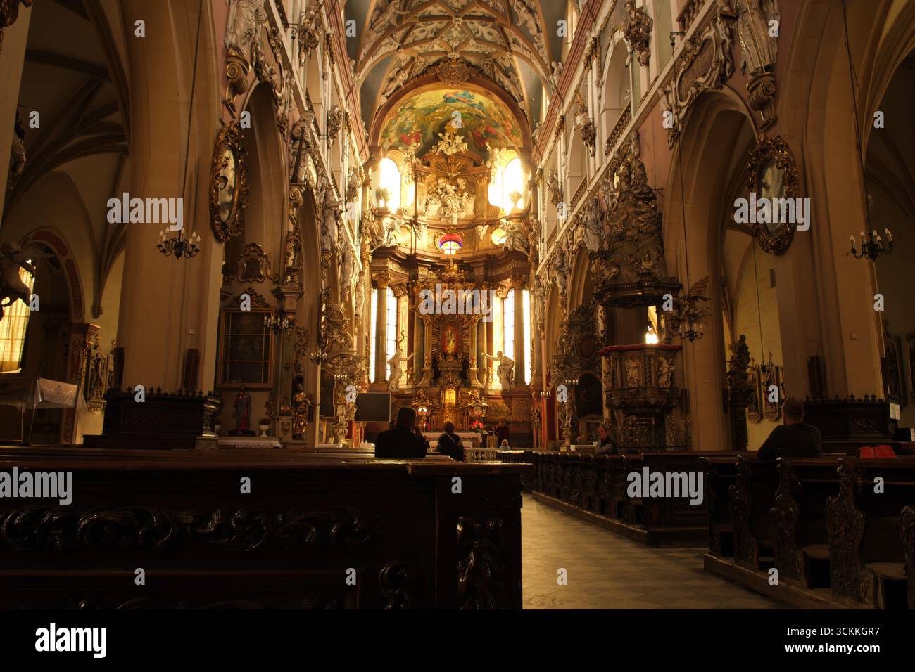 Interni decorati in stile barocco della Chiesa dell'assunzione, Klodzko, Slesia, Polonia. Foto Stock