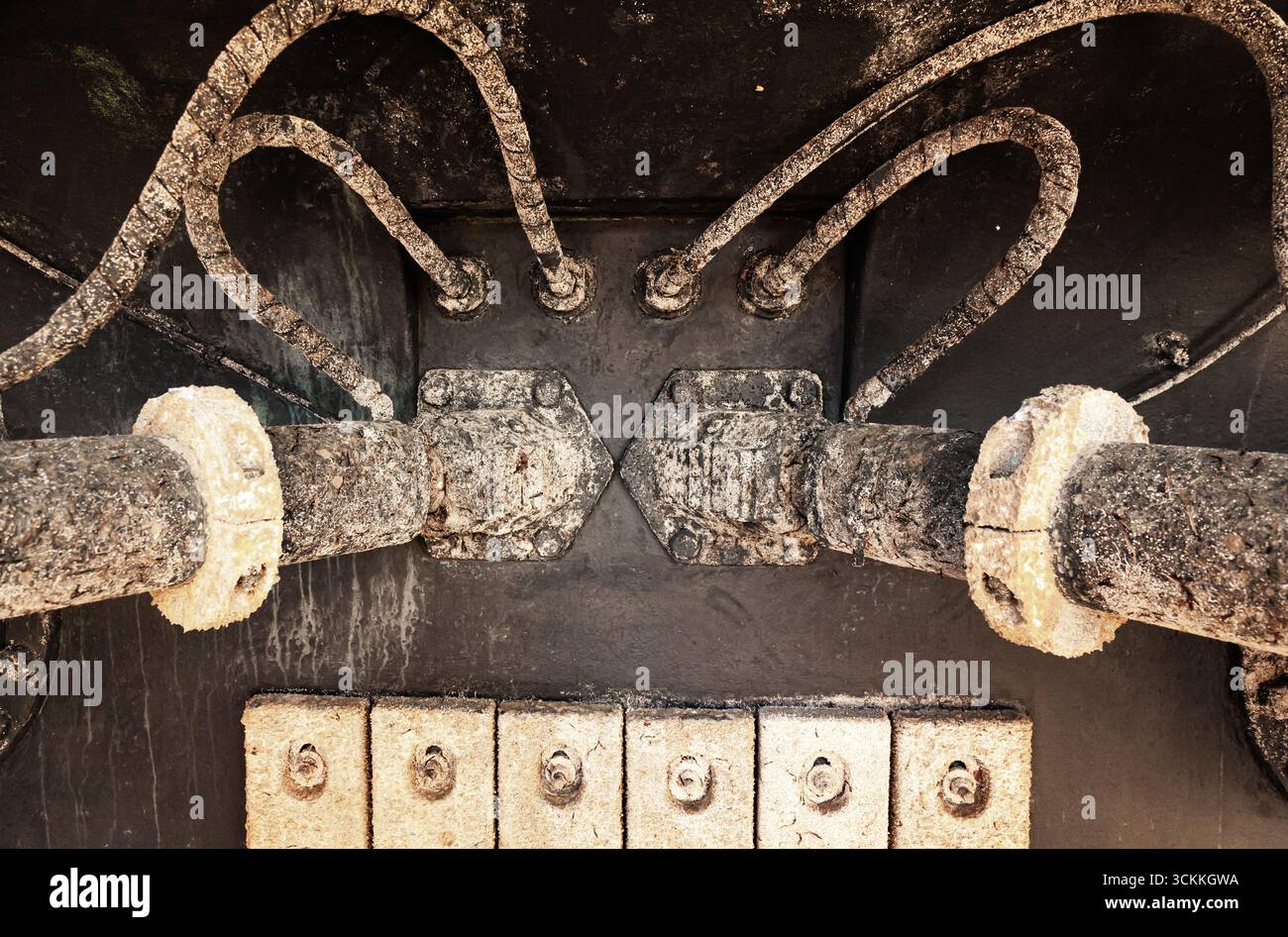 Impianto idraulico marino con pistoni in acciaio, tubi flessibili e anodi di zinco per proteggere lo scafo della nave dalla corrosione. Foto Stock