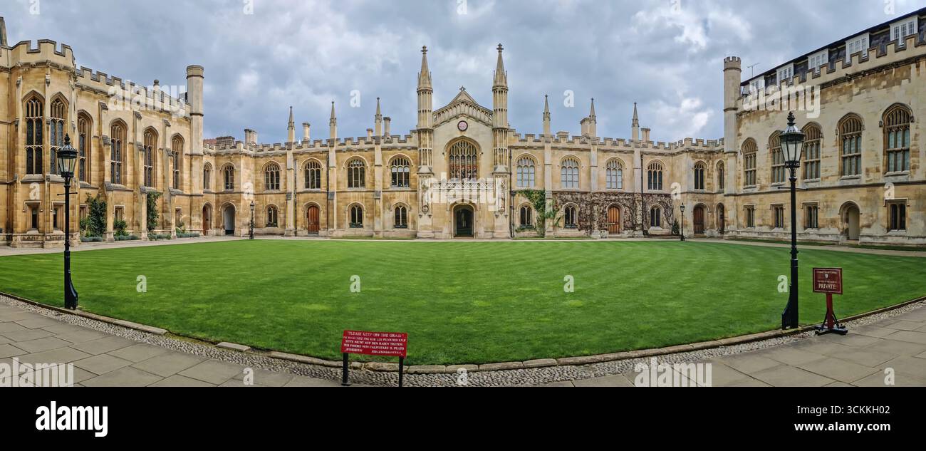L'Università di Cambridge offre una vista panoramica di uno storico cortile universitario, con una facciata grandiosa e simmetrica con architettura d'ispirazione gotica e Foto Stock