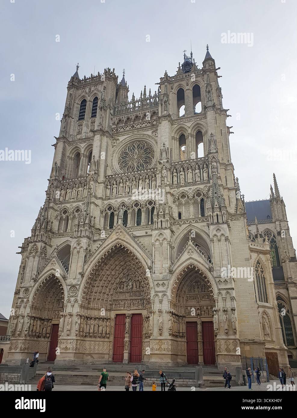 AMIENS, FRANCIA - 30 OTTOBRE 2022 Majestic Notre-Dame d'Amiens, una cattedrale francese in alto gotico, testimonianza dell'arte e dell'ingegneria medievali Foto Stock