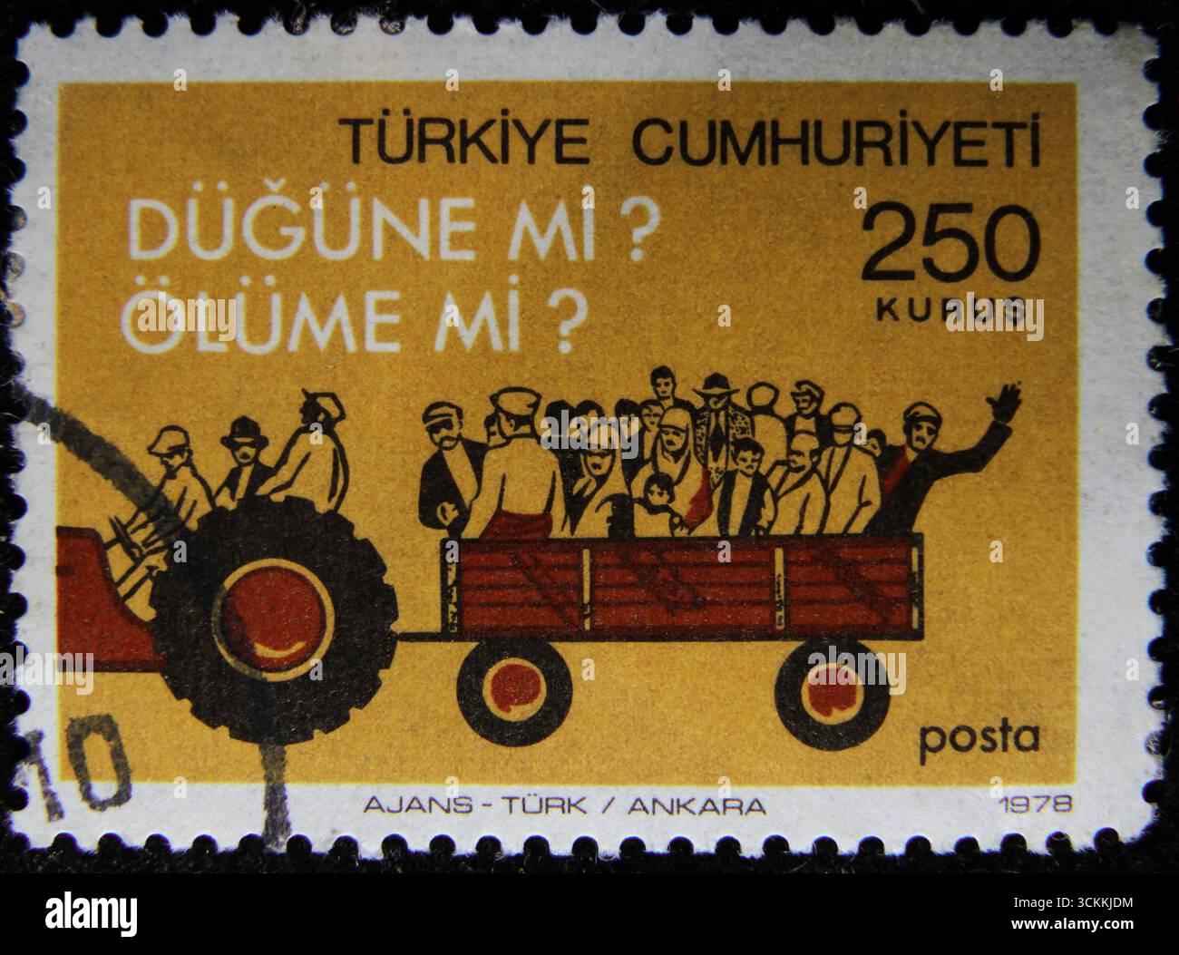 ISTANBUL, TURCHIA - 27 DICEMBRE 2020: Il francobollo turco mostra la sicurezza del traffico, disegno trattore sovraccarico carrello agricolo circa 1978 Foto Stock