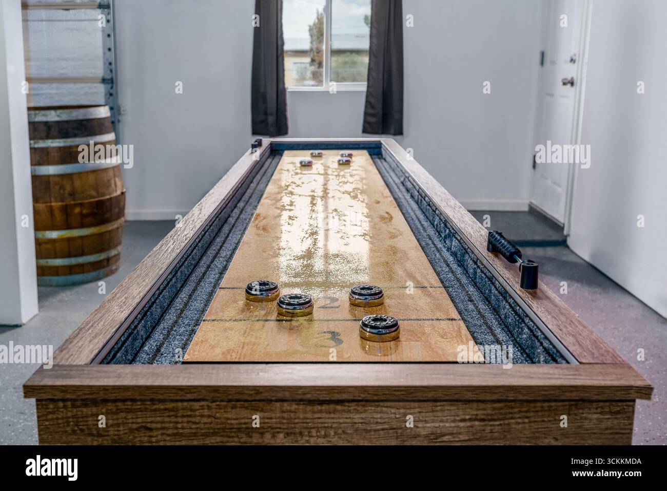 Gioco da tavolo shuffleboard e puck nella stanza di casa. Vista in basso. Foto Stock