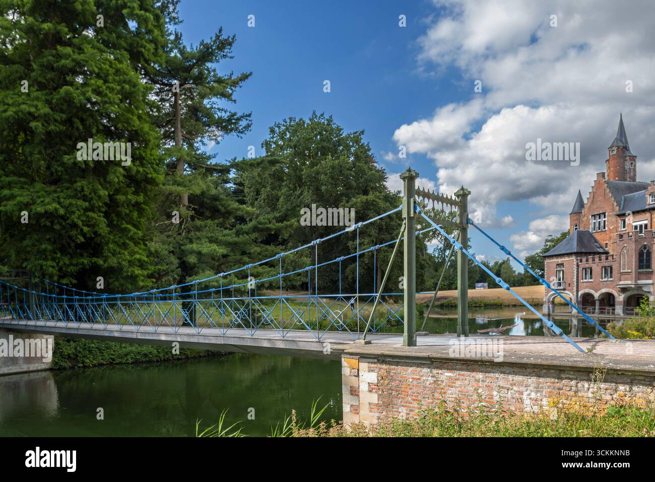 1824 ponte sospeso in ferro nel parco del castello di Wissekerke / Kasteel van Wissenkerke nel villaggio di Bazel vicino a Kruibeke, Fiandre orientali, Belgio Foto Stock
