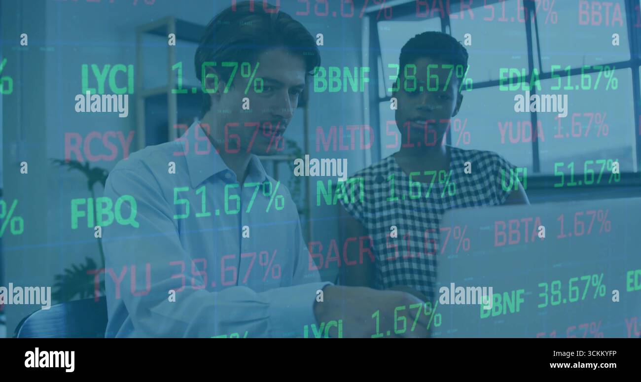 Collaborare con i colleghi nel business casual analizzando i numeri su notebook con sovrapposizione di codici mobili Foto Stock