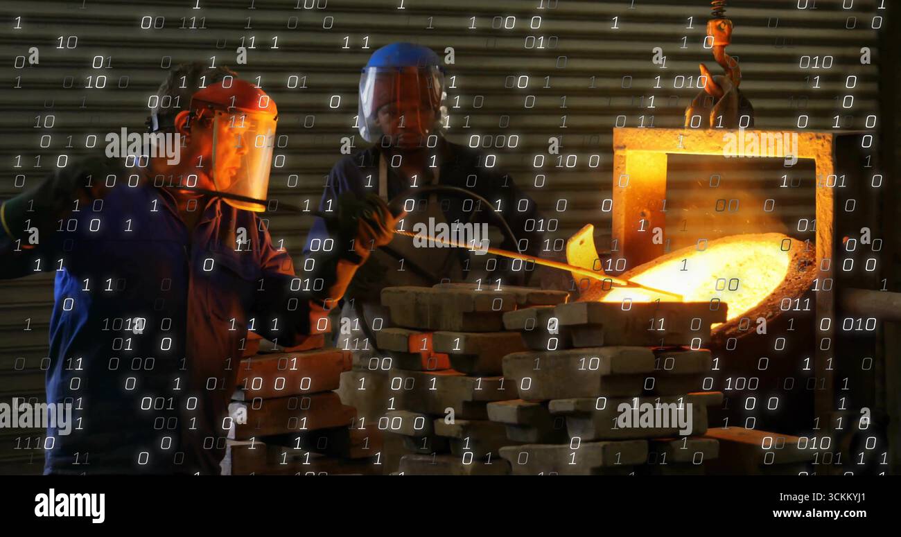 Gli operai della fonderia versano metallo fuso dal crogiolo in un'officina di fonderia, indossando indumenti protettivi Foto Stock