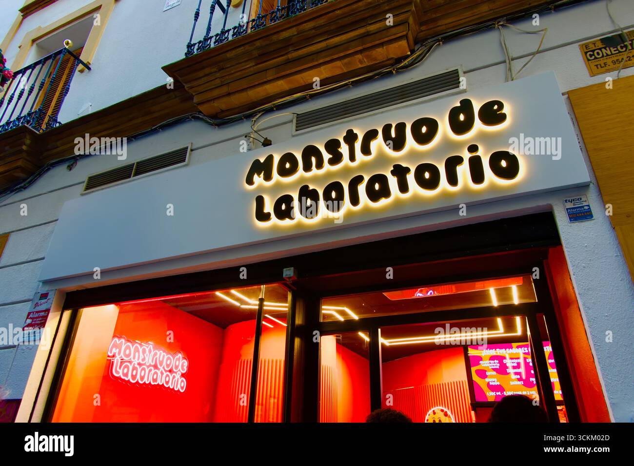 Negozio al dettaglio Monstruo de laboratorio che vende biscotti artigianali con ripieni iniziato da Skander Chatty Calle San Eloy Siviglia Andalusia Spagna Europa Foto Stock