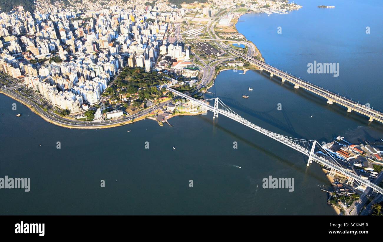 Vista aerea panoramica della regione centrale di Florianópolis, Santa Catarina, Brasile. Pianificazione urbana di grandi città, capitali, rete urbana, Baira Mar Foto Stock