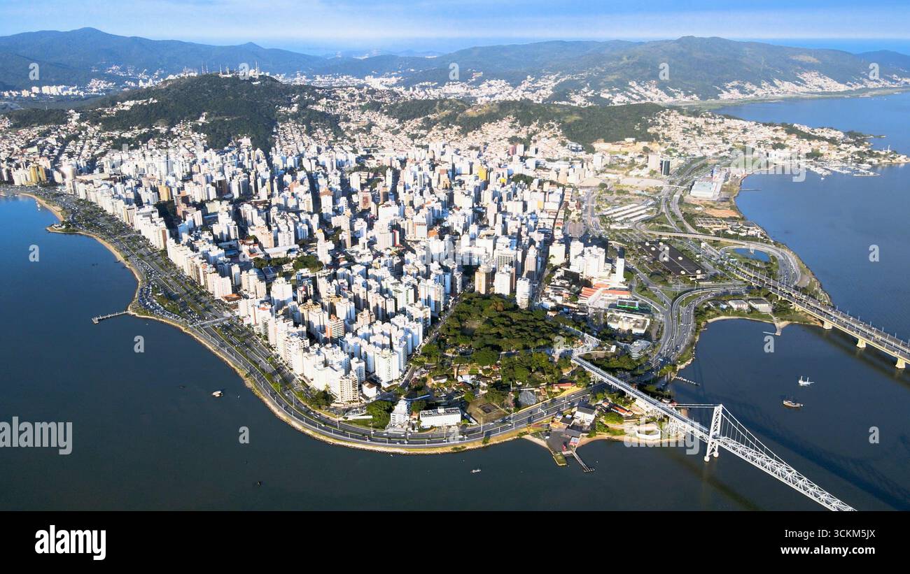 Vista aerea panoramica della regione centrale di Florianópolis, Santa Catarina, Brasile. Pianificazione urbana di grandi città, capitali, rete urbana, Baira Mar Foto Stock