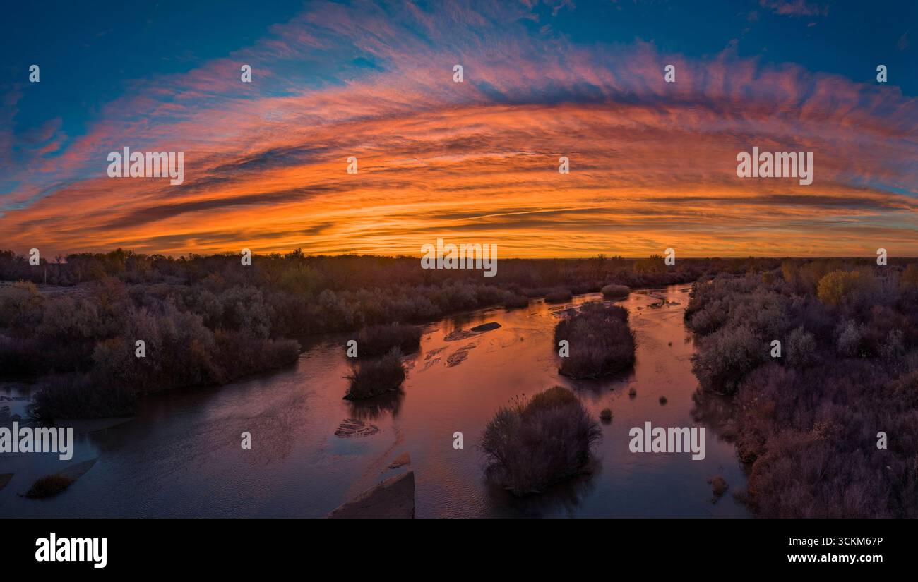Splendida alba con spettacolari nuvole sul fiume Arkansas nel Colorado sud-orientale Foto Stock
