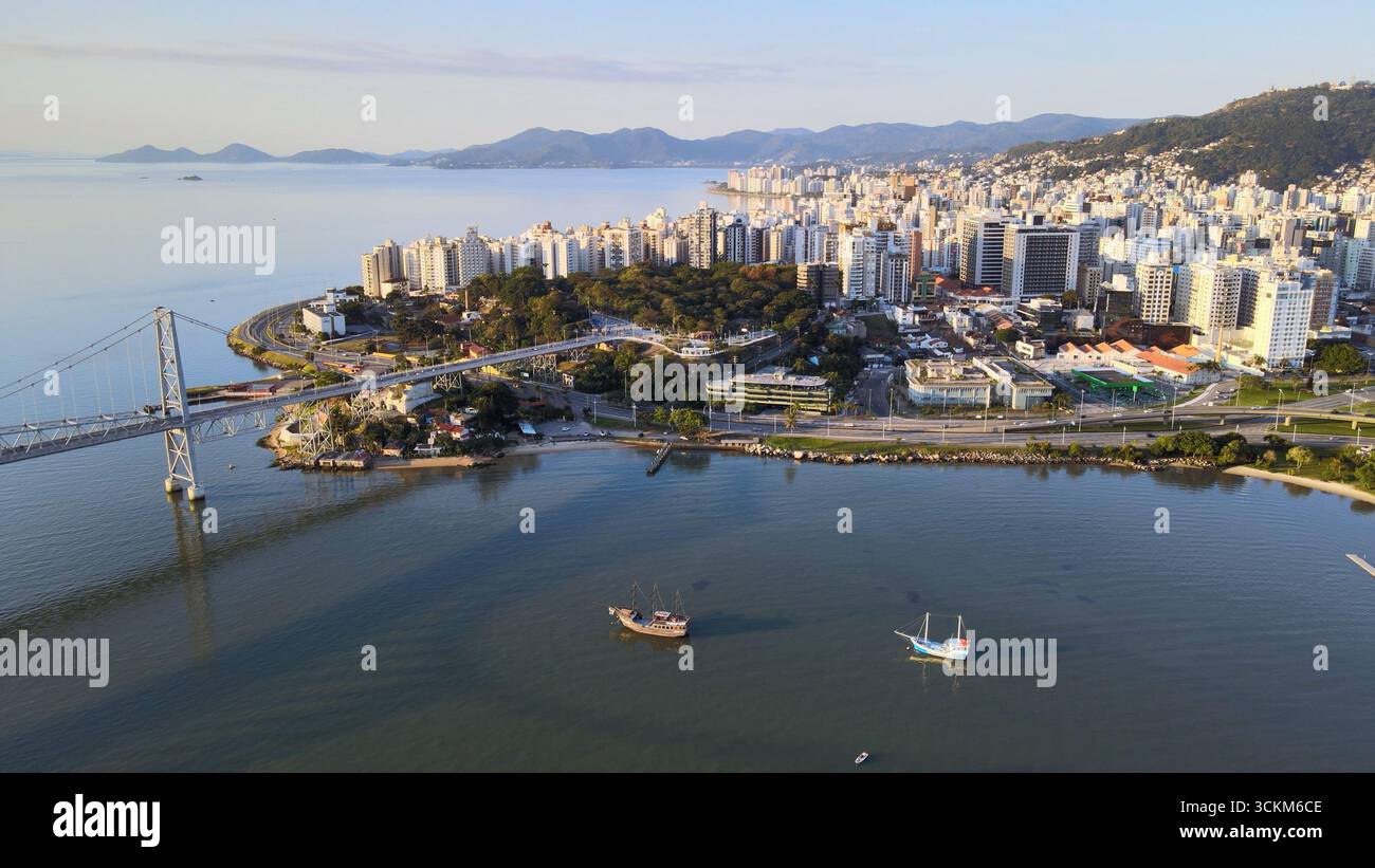 Vista aerea del centro di Florianópolis, Santa Catarina, Brasile, lungomare nord, edifici, natura, Ponte Hercílio Luz e Parco Luz su un bellissimo sole Foto Stock