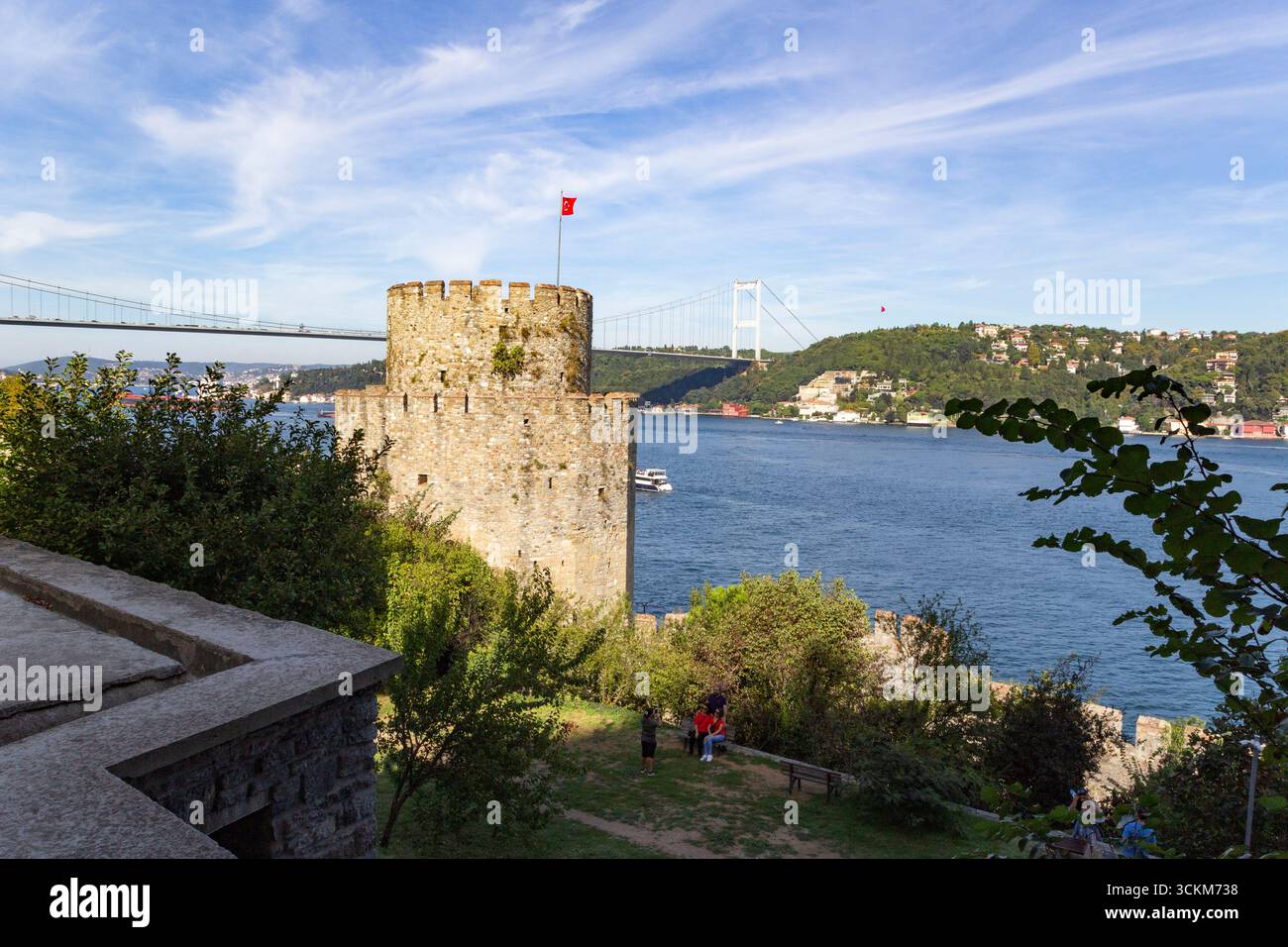 Lo storico castello rumeli hisarı e il moderno ponte mehmet del sultano di fatih, Istanbul, Turchia Foto Stock