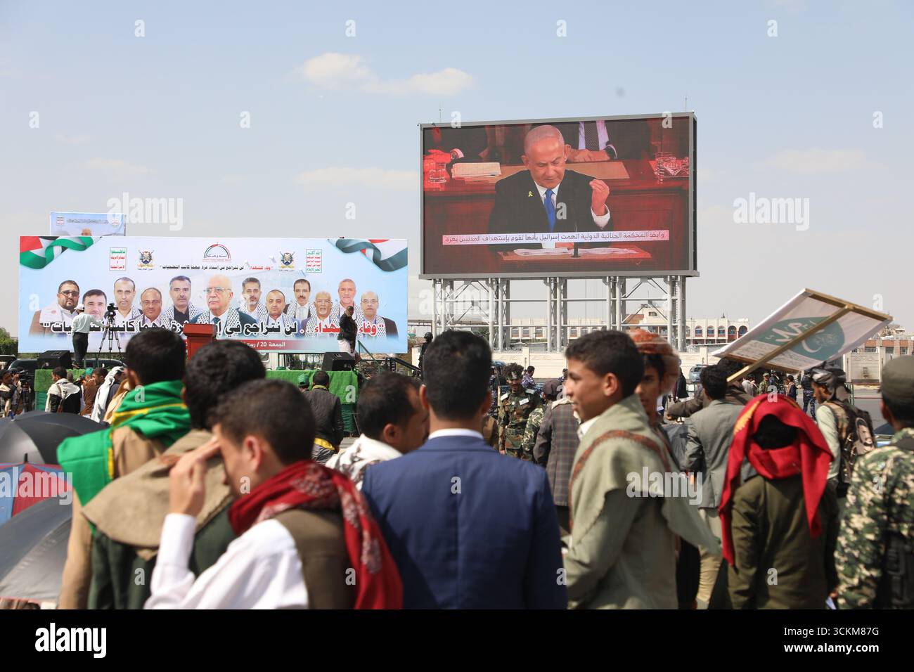 I sostenitori di Houthi partecipano a una protesta contro Israele a Sana'a, Yemen, il 12 settembre 2025. Ameen Ali Foto Stock