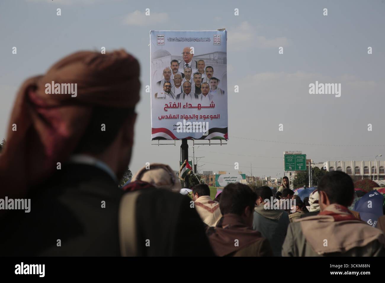 I sostenitori di Houthi partecipano a una protesta contro Israele a Sana'a, Yemen, il 12 settembre 2025. Ameen Ali Foto Stock