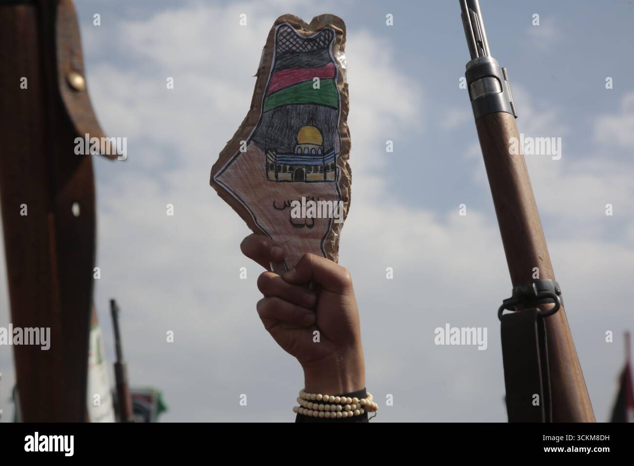 I sostenitori di Houthi partecipano a una protesta contro Israele a Sana'a, Yemen, il 12 settembre 2025. Ameen Ali Foto Stock