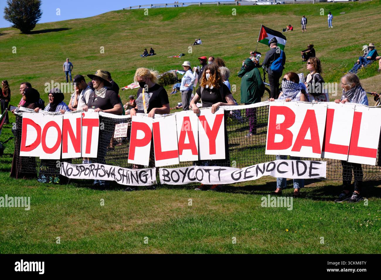 Halifax, nuova Scozia, Canada. 12 settembre 2025. Il motto "Don't Play Ball" è "centinaia di Rally per le strade di Halifax" che chiede ai funzionari di annullare la partita di Coppa Davis tra il Team Canada e Israele in programma questo fine settimana ad Halifax, mentre Israele continua i suoi attacchi contro la Palestina. I gruppi chiedono che l'evento venga cancellato del tutto e la città non sia complice nel sostenere ciò che hanno chiamato lavaggio sportivo delle azioni di Israele. Crediti: Meanderingemu/Alamy Live News Foto Stock