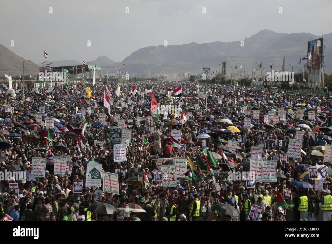 I sostenitori di Houthi partecipano a una protesta contro Israele a Sana'a, Yemen, il 12 settembre 2025. Ameen Ali Foto Stock