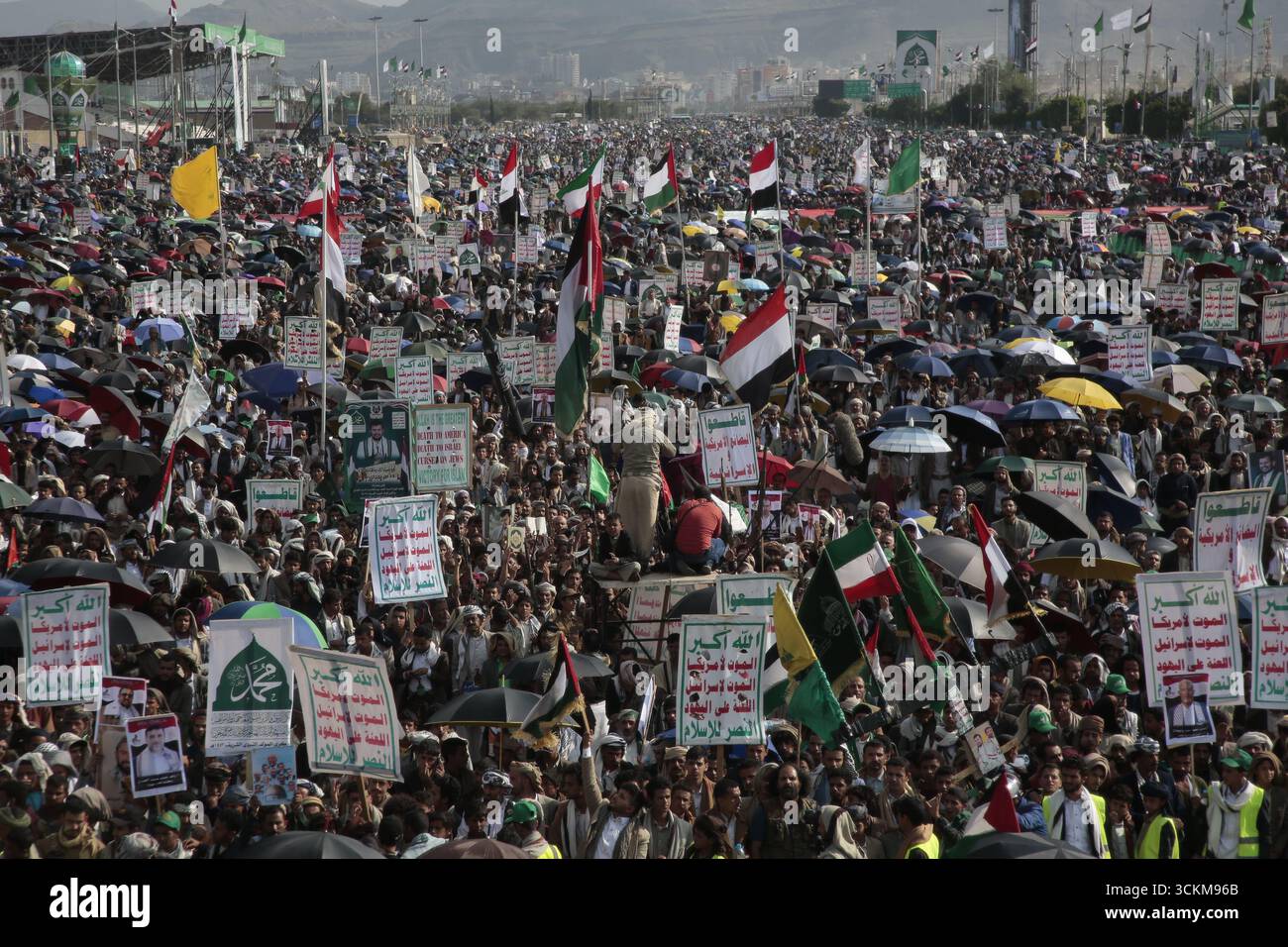 I sostenitori di Houthi partecipano a una protesta contro Israele a Sana'a, Yemen, il 12 settembre 2025. Ameen Ali Foto Stock