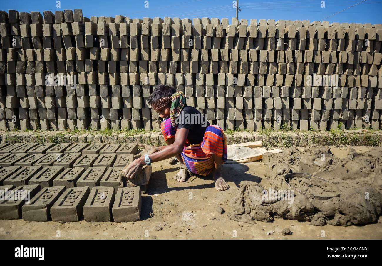 19 novembre 2024, Chittagong, Bangladesh: Children of the Kiln: Working Beyond Their Years Foto Stock