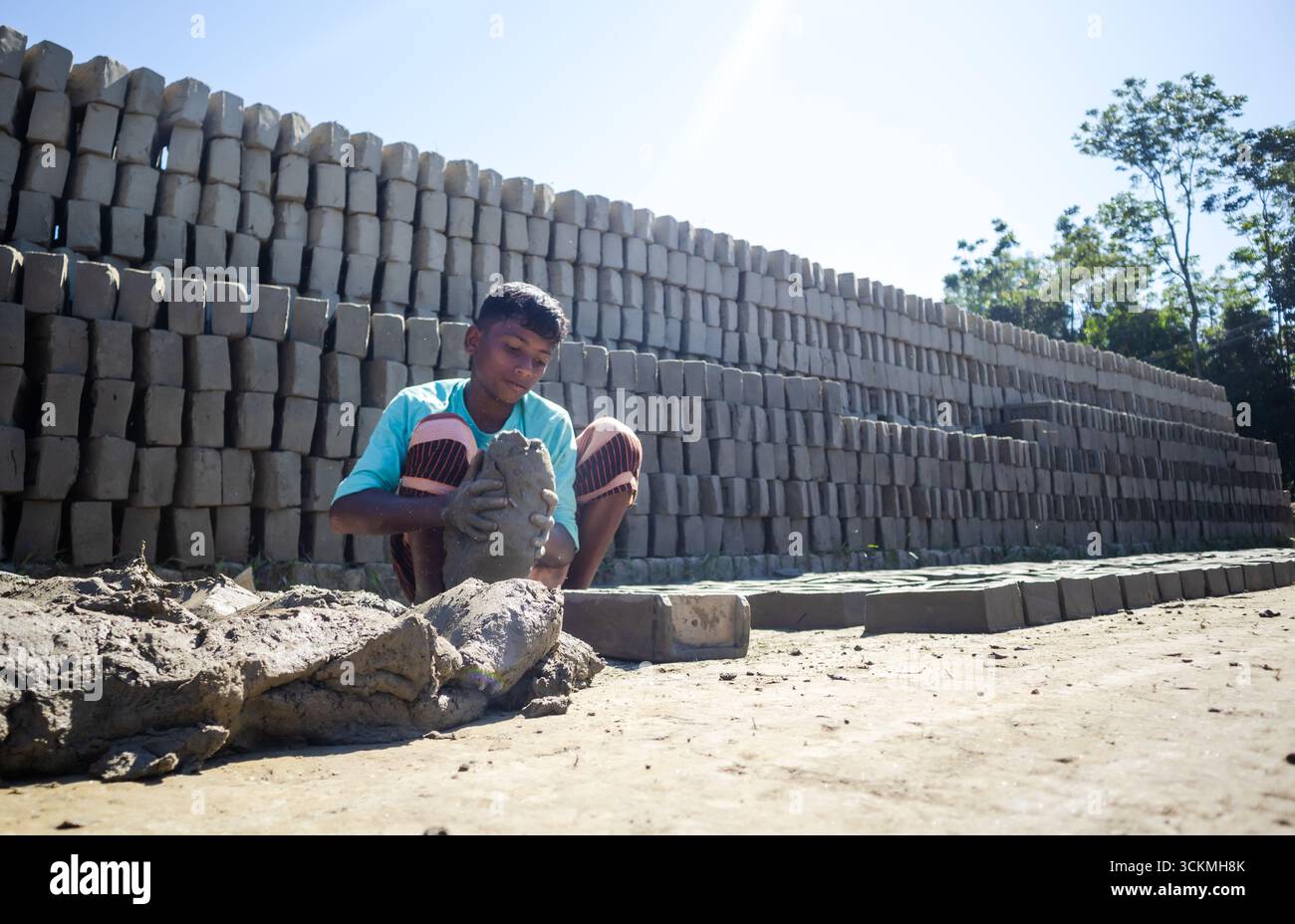 19 novembre 2024, Chittagong, Bangladesh: Ombre del lavoro minorile a Chittagong Foto Stock
