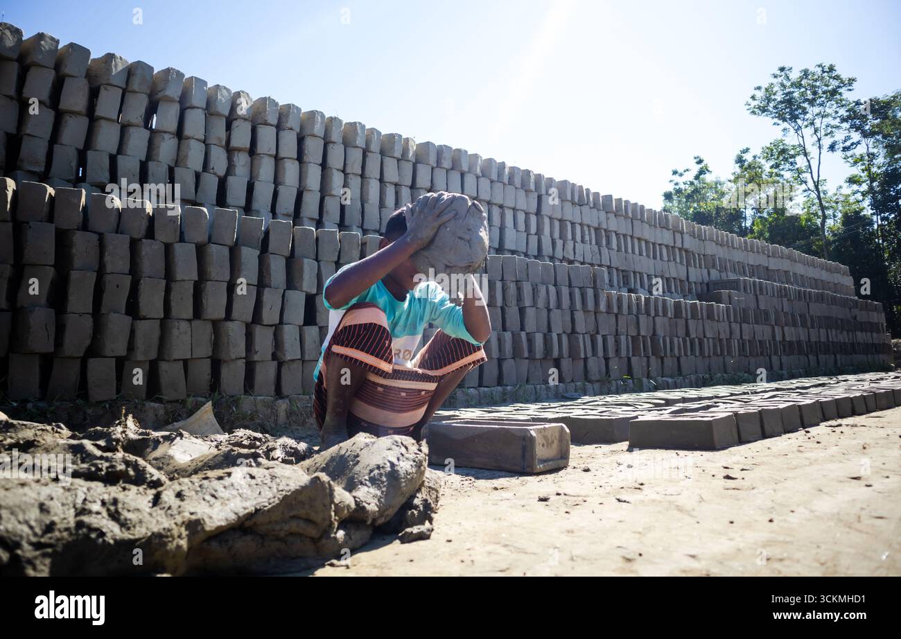 19 novembre 2024, Chittagong, Bangladesh: Ombre del lavoro minorile a Chittagong Foto Stock